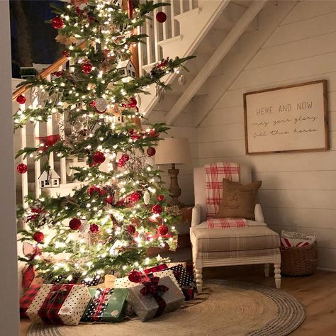 Janna Allbritton on Instagram: “❤️Wish you were here.❤️ #home” 1890 Farmhouse, Silver Christmas Decorations, Christmas Vignettes, Farmhouse Decorating, Country Christmas Decorations, The Simple Life, Hallmark Christmas Movies, Wish You Were Here, Navidad Christmas