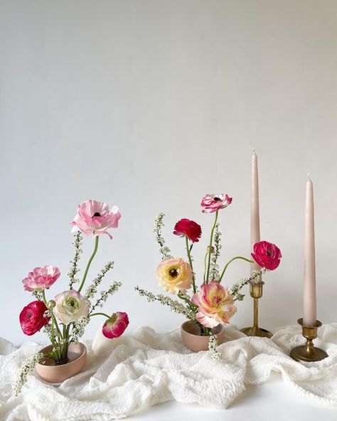 Elena Shelton | Designer on Instagram: "Happy Monday! These beautiful local Ranunculus deserve their own moment to shine. Wouldn’t you agree?! . . . #solsticebloom #solsticebloomdesign #floraldesign #ikebana #ranunculus #love #blooms #spring #springtime #garden #flowers #japanese #bridetobe #weddingplanner #weddinginspiration #la #socal #scbmember #creative #blogger #homedecor #home #travel #vacation #neutralstyle #topanga #losangelesflorist #art #nature #paris" Flower Arrangements Ikebana, Small Floral Arrangements For Tables, Floral Place Setting, Nature Paris, Bridal Era, Flower Table Decorations, Flowers Japanese, Floral Art Arrangements, Earth Tone Wall Art