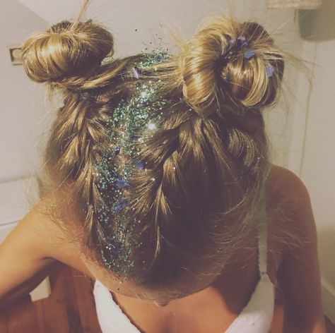 Glitter part ✨ More Middle Part Hair, Embrace Messy Hair, Bombshell Hair, Part Hair, Concert Hairstyles, Rave Hair, Middle Part Hairstyles, Hair Glitter, Bright Hair