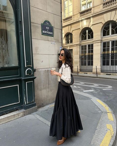 Taïna Cassagnes (@taina.csg) • Instagram photos and videos Casual Long Skirt Outfits, Dress As Skirt, Dress Over Skirt, Black Casual Outfit, Skirt Outfit Aesthetic, Long Skirt Set, Cute Winter Outfit, Church Fits, Ootd Summer