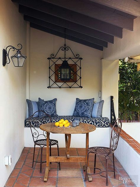 Front porch Porch Nook, Patio Pergola, Built In Seating, Spanish Style Homes, Spanish House, Small Patio, Porch Patio, Spanish Style, Outdoor Rooms