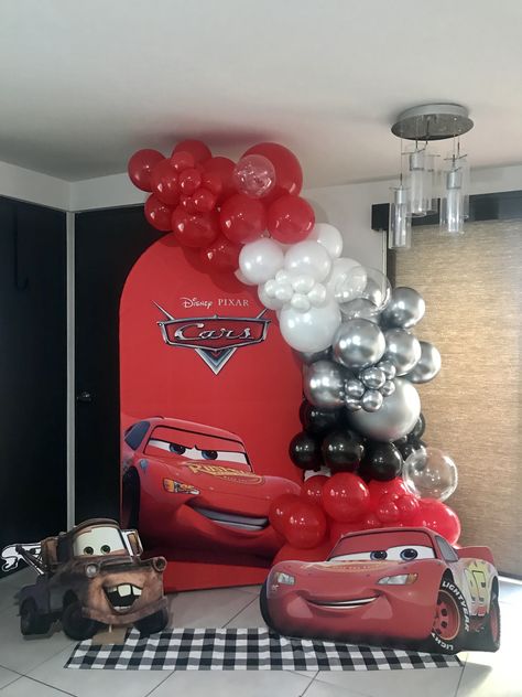 Lighting Mcqueen Birthday Decorations, Lightning Mcqueen Balloon Arch, Mcqueen Decoration Party Ideas, Lightning Mcqueen Balloon Garland, Lighten Mcqueen Birthday Party, Disney Cars Balloon Garland, Cars Theme Birthday Party Cake, Mcqueen Backdrop, Car Theme Decoration Ideas