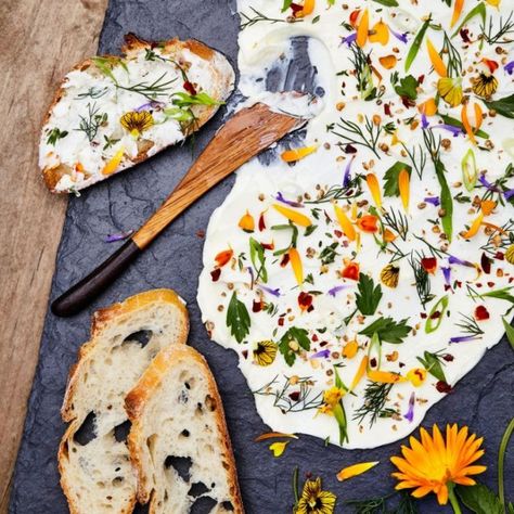 Six Seasons, Edible Flowers Recipes, God Mat, Think Food, Keto Food, Flower Food, Herb Butter, Idee Pasto Sano, Edible Flowers