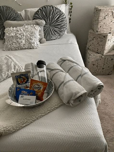 17 Most Creative Guest Bedroom Ideas to Impress Guests - By Kimberly Faye Guest Hosting Essentials, Airbed Ideas Guest Rooms, B And B Guest Rooms, Guest Bedroom Care Package, Welcome Kit Airbnb, Welcome Package Guest, Guest Bedroom Gift Basket, Guest Welcome Baskets Air Bnb, Guest Room Gift Basket