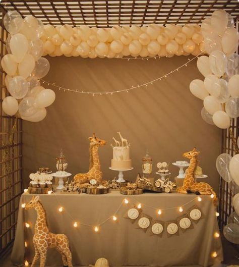 Giraffe Party, Baby Shower Themes Neutral, Idee Babyshower, Baby Shower Giraffe, Creative Baby Shower, Jungle Baby Shower, Baby Shower Inspiration, Boy Baby Shower Themes, Shower Themes