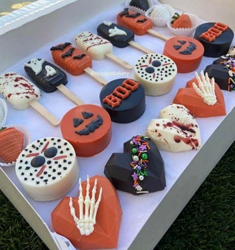 Halloween Wedding Treats, Cakepop Halloween Ideas, Cake Pop Boxes Diy, Cakesicles Ideas Halloween, Halloween Bakesale Ideas, Halloween Themed Chocolate Covered Oreos, Aesthetic Halloween Desserts, Halloween Chocolate Oreos, Halloween Dessert Box Ideas