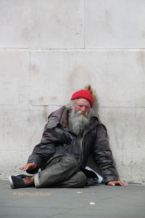 Homeless Person Drawing, Homeless People Photography, Homeless Drawing, Everyday People Photography, Homeless Photography, Homeless Clothes, Homelessness Art, Homeless Aesthetic, Homeless Art