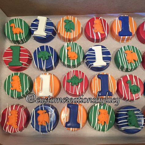 Dinosaur Theme. 1st Birthday chocolate covered Oreos. Dino Chocolate Covered Oreos, Dino Brownies, Dinosaur Oreos, Birthday Chocolate Covered Oreos, Bday Treats, Dinosaur Party Food, Dinosaur Birthday Theme, Dinosaur Birthday Party Decorations