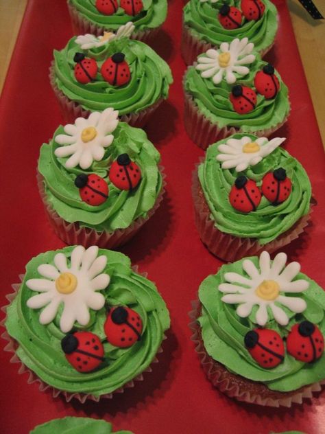 Green Royal Icing, Ladybird Cupcakes, Cupcakes To Go, Ladybug Cakes, Ladybug Cupcakes, Bug Cake, Ladybug Cake, Owl Cupcakes, Purple Cake