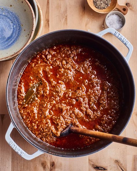 Anne Burrell Bolognese, Perfect Bolognese Sauce, Authentic Bolognese Sauce Italian, Bolganese Spaghetti, Italian Bolognese Sauce Authentic, Bolenese Sauce, Spagetti Bolognese Recipe, Bolognese Recipe Easy, Bolognese Recipes