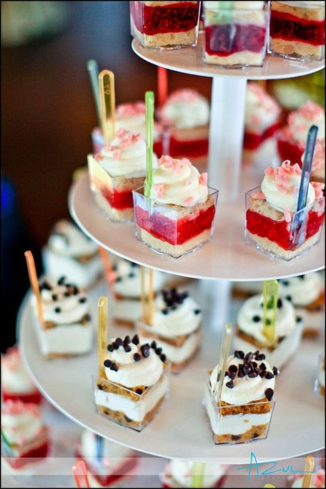 cute wedding dessert shot tower that you'll adore Wedding Food Catering, Dessert Shooters, Mini Dessert Cups, Dessert Shots, Wedding Cake Alternatives, Dessert Party, Ideas Food, Small Desserts, Dessert Stand