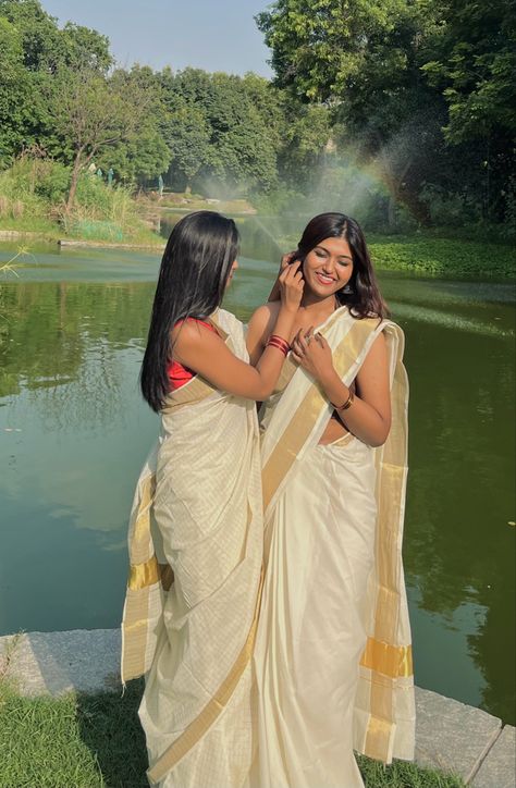 Sisters Photoshoot Poses In Saree, South Indian Look Poses, Saree Duo Poses, Onam Saree Poses With Friends, Saree Pose With Bestie, Saree Group Poses, Saree Poses With Sister, Saree Poses With Bestie, Saree Poses With Friends