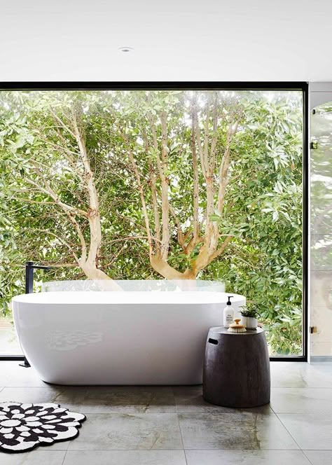 Luxury Modern Bathroom, Big Bathtub, Marble Bathtub, Bathroom Big, Small Tub, Bathroom Modern, Melbourne House, Huge Windows, Big Bathrooms