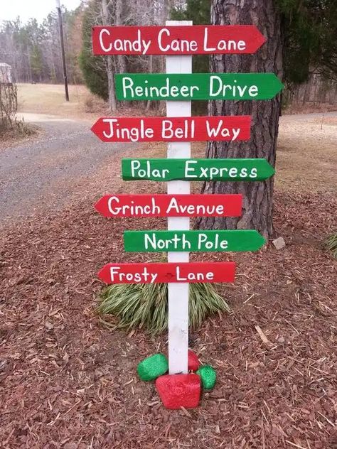 90+ Easy DIY Outdoor Christmas Decorations - HubPages Easy Diy Outdoor Christmas Decorations, Easy Outdoor Christmas Decorations, Diy Outdoor Christmas Decorations, Christmas Parade Floats, Giant Christmas Ornaments, Pallet Christmas Tree, Christmas Yard Art, Pallet Christmas, Outdoor Christmas Tree