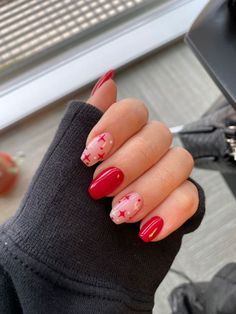 Red Christmas Nails Short Almond, Red Shirt Nail Designs, Red Christmas Nails Short Square, Christmas Nails Short Round, Red Short Christmas Nails, Christmas Nails Almond Short, Nail Art Court, Simple Cute Christmas Nails, Christmas Nails Short Coffin