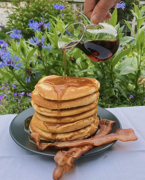 Fluffy pancakes with bacon and maple syrup - what’s not to like! Canadian Pancakes, Breakfast With Bacon, Pancakes With Bacon, Start Of Lent, American Pancakes, Shrove Tuesday, How To Make Pancakes, Pancake Day, Fluffy Pancakes