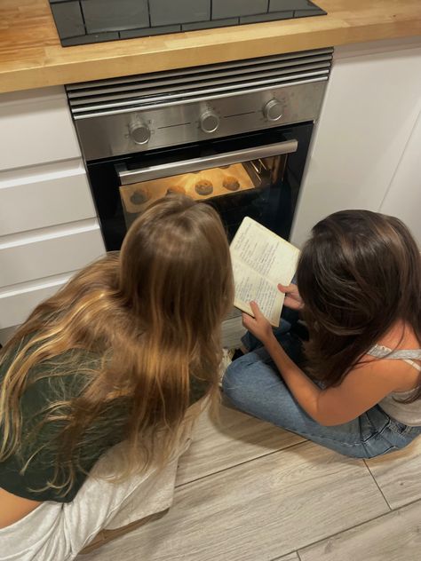 Baking With Your Bestie, Mum Of The Group Aesthetic, Soft Friends Aesthetic, Friends Aesthetic At Home, Cooking With Bestie, Faceless Bestie Pics, Bestie Apartment Goals, Friends In Living Room, Best Friends Cooking