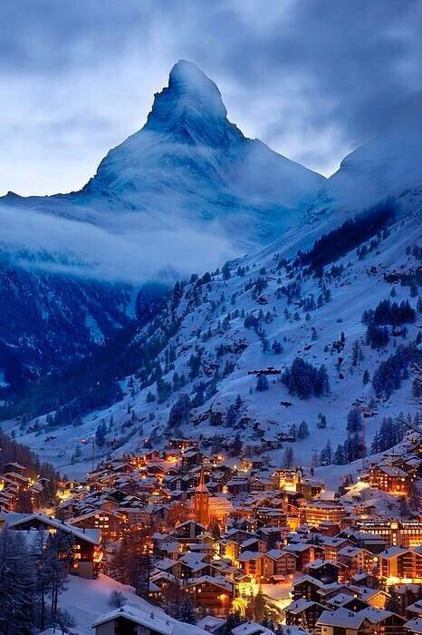 Svajcarska, Matterhorn The Matterhorn, Zermatt Switzerland, Snowy Mountain, Rockefeller Center, Voyage Europe, Zermatt, Swiss Alps, Honeymoon Destinations, Future Travel