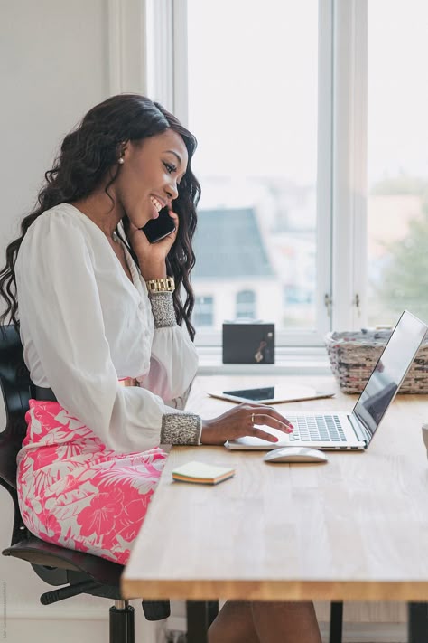 Woman On The Phone, Professional Headshots Women, Headshots Women, Professional Photo Shoot, Brand Photography Inspiration, Brand Shoot, Business Photoshoot, Branding Shoot, Branding Photoshoot Inspiration