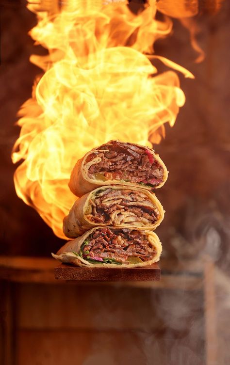 This meat-loaded snack is on fire! This stunning fire photography is just on point as the background gives the subject more life. Credits to Slashio Photography for this amazingly creative photo. Want to bring your food products to life? Visit 👉 https://suzannajjarphotography.com/ Burger Plating, Platter Appetizers, Amazing Food Photography, Creative Pizza, Platter Ideas, Pizza Burger, Plating Ideas, Food Platter, Serving Ideas