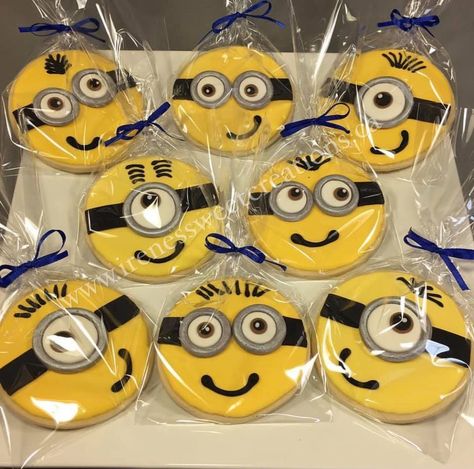 Minion Sugar Cookies, Minion Birthday Cookies Decorated, Minion Cookies Decorated, Minions Cookies, Minion Birthday Treats, Minions Twinkies, Bottles Decoration Diy, Minion Cookies, Making Sugar Cookies