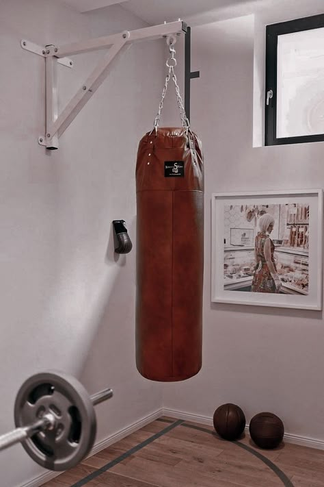 Garage Boxing Gym, Boxing Room, Gym House, Home Made Gym, Boxer Aesthetic, Tai Chi Exercise, Gym Room At Home, Gym Interior, Boxing Bags