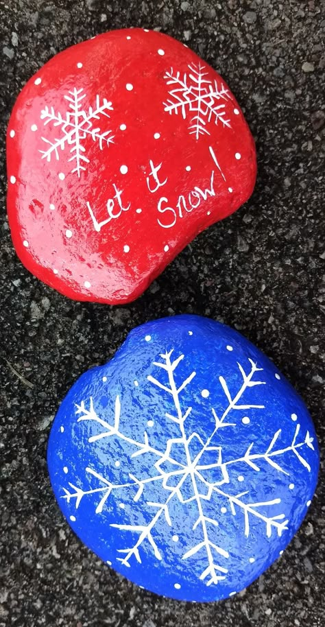 Painted Rocks Ideas Christmas, Snowflake Rock Painting, Simple Christmas Rock Art, Snowflake Painted Rocks, Painting Rocks Ideas Easy Christmas, Painted Rocks For Christmas, New Year Rock Painting Ideas, Xmas Rock Painting, Christmas Painted Rocks Ideas Easy