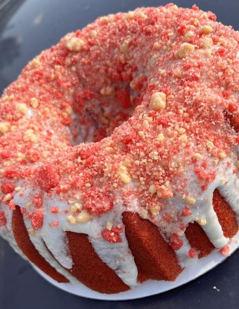 Strawberry Crunch Pound Cake, Crunch Pound Cake, Strawberry Crunch Cake, Strawberry Crunch, Crunch Cake, Köstliche Desserts, Pound Cake Recipes, Strawberry Recipes, Cake Ingredients