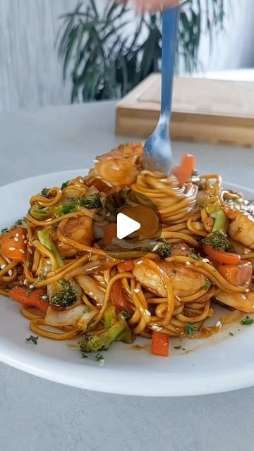 Pan Fry Noodles, Broccoli Red Pepper, Stir Fry Carrots, Prawn Noodles, Prawn Stir Fry, Cooking Noodles, Pan Fried Noodles, Shredded Cabbage, Pan Fry