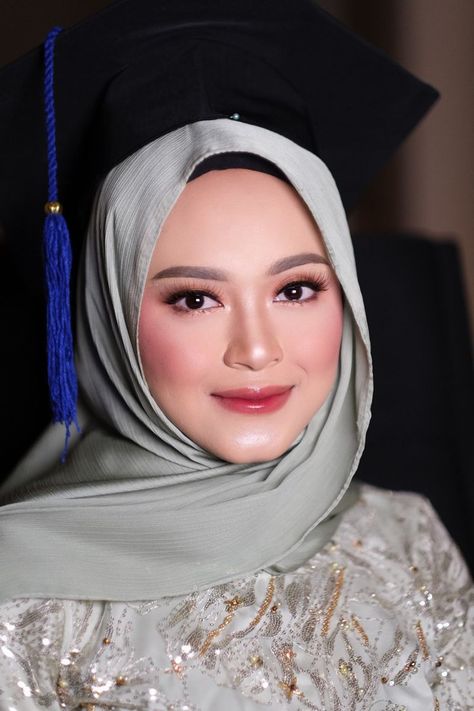 Make Up Looks Bold, Make Up Looks Graduation, Makeup Flawless Natural, Make Up Bold Hijab, Makeup Convocation, Convocation Outfit Graduation Hijab, Make Up Flawless Hijab, Make Up Perpisahan, Makeup Wisuda Hijab Natural