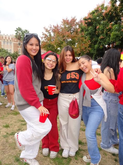 Roommates, friends, tailgate, usc, college Usc Sorority, Usc Campus Aesthetic, Usc Student Aesthetic, Usc Dorm, Usc College Aesthetic, Usc Football Aesthetic, College Vision Board, College Parties, Uni Life