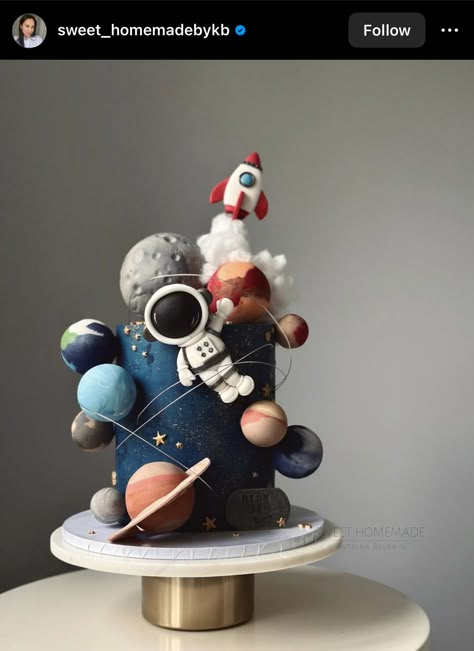 Astronaut Topper, Birthday Cake 1st, Baby Shower Pasta, Solar System Cake, Cake 1st Birthday, Rodjendanske Torte, Planet Cake, Baby Boy Birthday Cake, Galaxy Party