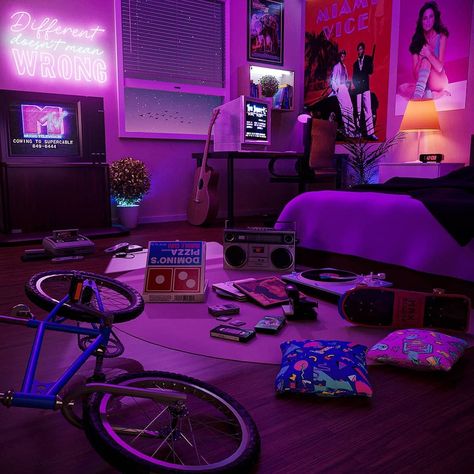 Image uploaded by BlueYeah!!!Low.. Find images and videos about pink, art and music on We Heart It - the app to get lost in what you love. Chaoscore Aesthetic, Chaotic Room Aesthetic, Vaporwave Room, Grunge Aesthetic Room, 80s Streetwear, Aesthetic Quiz, Vaporwave Art, Wall Writing, New Retro Wave