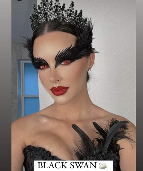 Black Swam And White Swan Halloween, Dark Swan Makeup, Black Swan Hairstyle, Black Swan Eye Makeup, Yule Costume, Black Swan Makeup, Swan Makeup, Disfraces Ideas, Dark Swan