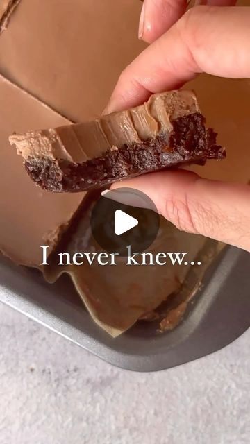 Tahini Frosting, Wellbeing Tips, Frosted Brownies, Raw Brownies, Chocolate Peanut Butter Desserts, Brownie Frosting, Brownie Ingredients, Being Vegan, No Bake Brownies