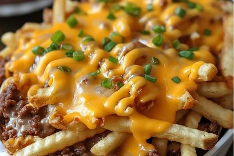 Cheeseburger French Fry Casserole - recipestasteful French Fries Casserole, Cheeseburger French Fry Casserole, Fry Casserole, French Fry Casserole, Carrots Slow Cooker, Fried Cheese Bites, Beef Casseroles, Crispy French Fries, Frozen French Fries