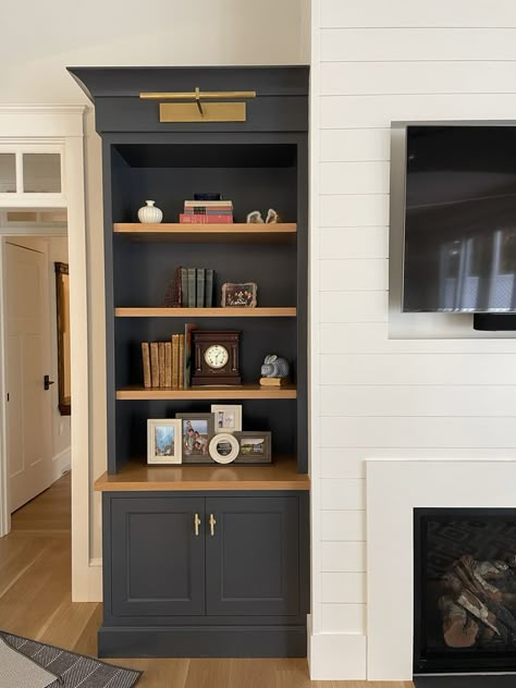 Dark Built In Bookshelves, Living Room Bookshelf Decor, Shelves Around Fireplace, Builtin Bookshelves, Bookshelves Living Room, Kitchen Bookshelf, Built In Bookshelves, Built In Around Fireplace, Fireplace Bookshelves