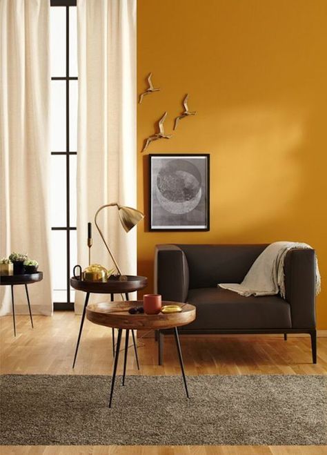 déco couleur jaune moutarde peinture mur de couleur salon canapé fauteuil cuir bois table basse ronde plateau bois lampe de bureau metal gold or applique oiseau doré parquet bois tapis beige blog déco clem around the corner décoration intérieure design tendance #jaune #jaunemoutarde #yellow #fauteuil #armchair #yellowdecoration #homedesign #homedecoration #homedesign #hometendance #home #decoration #interiordecoration #interior #salon #Livingroom #tendance #decoaddict #decotendance Orange Living Room Walls, Living Room Orange, Yellow Living Room, Yellow Interior, Orange Walls, Yellow Walls, Gothic Home Decor, Design Case, Favorite Pins