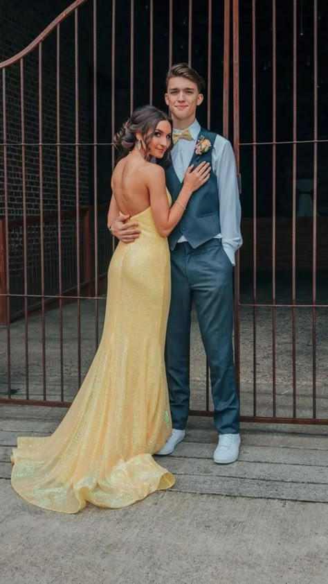 Prom Picture Poses For Couples, Couples Homecoming Pictures, Prom Couple Pictures, Couple Prom Pictures, Poses Prom, Couples Prom, Prom Photography Poses, Couple Prom, Homecoming Poses