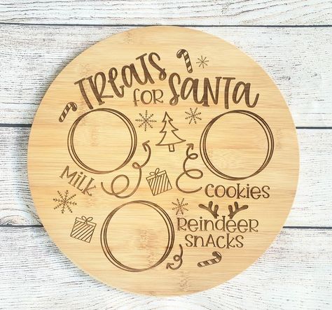 Set up a fun Santa board complete with treats and snacks, making it a delightful tradition for families on Christmas Eve! Christmas Santa Board, Santa Boards Diy Christmas, Santa Snack Board, Santa Treat Board, Santa Cookie Board, Reindeer Snack, Santa Treats, Santa Board, Treats For Santa