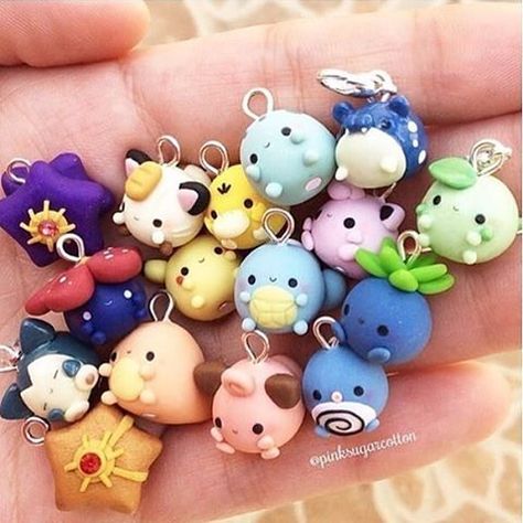 Pokemones collares Clay Pokemon, Crea Fimo, Polymer Clay Kawaii, Pola Amigurumi, Clay Diy Projects, Tanah Liat, Polymer Clay Diy, Polymer Clay Animals, Polymer Crafts