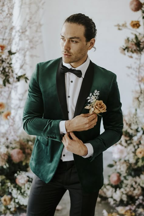 Green Groomsmen Attire Emerald, Emerald Wedding Suit Groom, Green Tuxedo Wedding Groom Style, Green Velvet Jacket Men, Emerald Green Velvet Suit Men, Green Jacket Groom, Velvet Green Groom Suit, Green Velvet Suit Men Wedding, Dark Green Velvet Suit Men