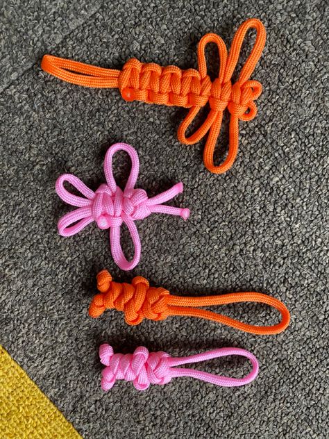 Paracord Animals How To Make, Paracord Keychain Diy Tutorials, Paracord Animals, Paracord Bag, Diy Bag Tags, Paracord Buddy, Cord Projects, Domino Crafts, Paracord Zipper Pull