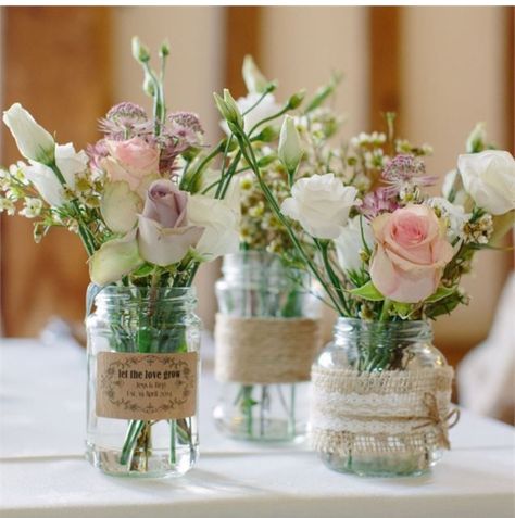 Jolis bouquets de Lisianthus, roses, fleurs de cire Wedding Centerpieces Mason Jars, Vintage Wedding Flowers, Rustic Wedding Decorations, Floral Wedding Decorations, Purple Birthday, Wedding Table Flowers, Mason Jar Wedding, Rustic Flowers, Wedding Table Decorations