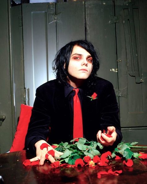 His love of Flowers Mcr Wallpaper, Gerald Way, I Love Mcr, Palaye Royale, Sweet Revenge, Black Parade, Mikey Way, Gerard Way, Emo Bands