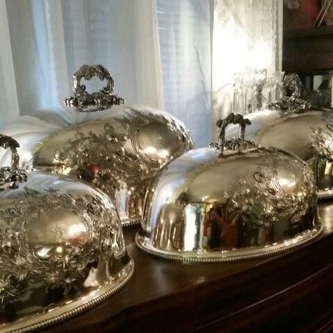 Eye For Design: Decorating With Silver Meat Domes......Fun To Use Or Display! Old World Kitchens, Silver Display, English Interior, Silver Trays, Elegant Table Settings, Silver Decor, Silver Tea, Butler's Pantry, Antique China