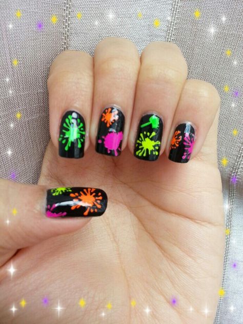 Neon splatter on black base Black Paint Splatter Nails, Neon Splatter Nails, Neon Drip Nails, Black Nails With Neon Design, Black And Neon Nail Designs, Neon Glow Nails, Black Neon Nails, Black And Neon Nails, Paint Splatter Nails