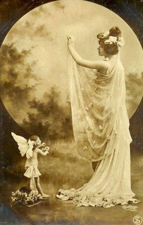 Moon Madness, The Moon Goddess, Vintage Moon, Paper Moon, Moon Goddess, Moon Art, Pics Art, Moon Child, Vintage Pictures