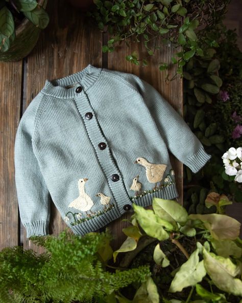 ☀️🦢SPRING GEESE CARDIGAN 🦢☀️ 🌷 Lovingly hand-embroidered with adorable geese and cheerful spring motifs! 🌼 A delightful, handcrafted piece perfect for kids. 🧵 . . . #shirleybredal #luxurybabywear #clothesforkids #organickids #kidsinstafashion #kidsfashionbook #kidsstyleinspo #babystyles #kidsstyles #kidzfashion #organickidswear #organickidsclothes #babyboyoutfits #babygirloutfits #modernkids #stylishkid #runwildmychild #homesteadlife #waldorfeducation #capturingchildhoodhub #happymomentsofch... Embroidered Baby Clothes, Diy Cardigan, Duck Blue, Organic Kids Clothes, Clothes For Babies, Kids Cardigans, Diy Baby Clothes, Embroidered Cardigan, Comfy Shirts