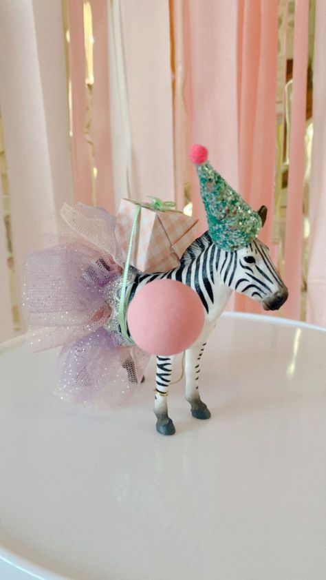 Pink Party Animal Birthday, Party Animal Favors, Party Animals Birthday Theme, Diy Party Animals, Animal Party Cake, Birthday Leo, Animal Party Decorations, Carton Diy, Animals Giraffe